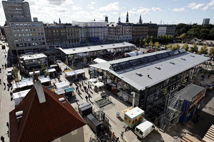 2.400 kvadratmeter med blomster, delikatesser og hverdagsmad åbnede i begyndelsen af september. Men hvor er staderne med frugt og grønt, spørger arkitekten? 