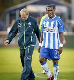 Vred. Eric Djemba-Djemba (t.h.) vil tale alvorsord med angriberen Peter Utaka. 