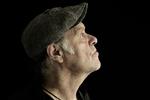 Skjald. Kim Larsen er et latent deprimeret menneske, der udnytter sine omgivelser, lyder den barske karakteristik i en ny bog om nationalskjalden. 