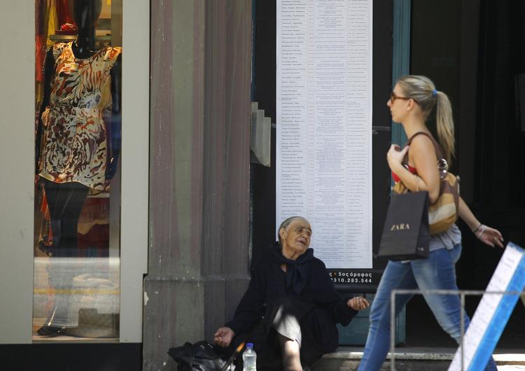 gældskrise. Grækenland er ramt af store offentlige nedskæringer som følge af den enorme gæld. Her sidder en tigger på gaden i byen Thessaloniki. 