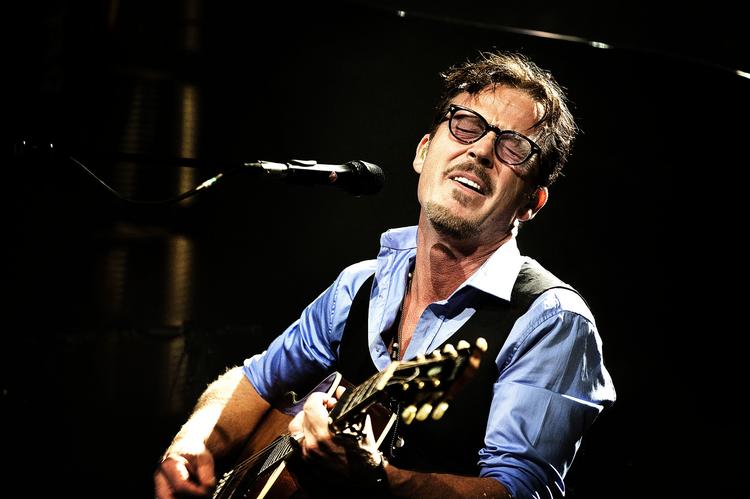 look. Med sit nye look fremstår Thomas Helmig som en blanding af Eric Clapton, Tommy Seebach og Sean Penn. Smart nok, for sangeren vil åbenbart ikke være alene. Helmig og Co. spiller endnu en uge i Glassalen i Tivoli, inden de drager på turne i resten af landet.
