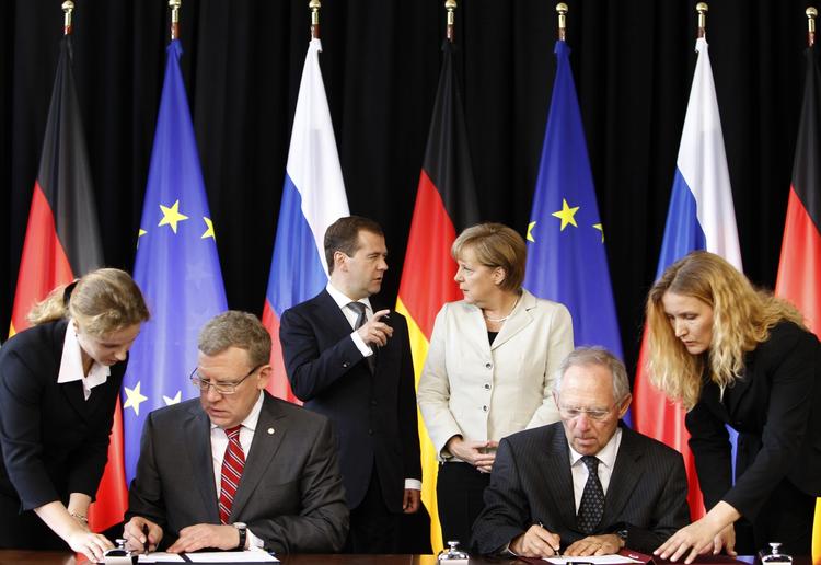 splittelse. Den russiske finansminister Aleksej Kudrin (nederst til højre) træder tilbage efter uenigheder med landets præsident Dmitri Medvedev (øverst til venstre) 