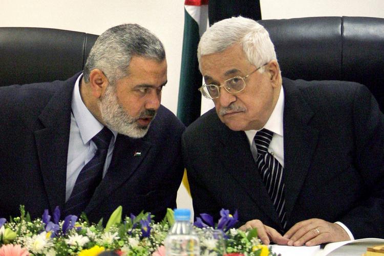 Ansøgning. Palæstinensernes præsident Mahmoud Abbas (th) fra Fatah har styrket sin position overfor den palæstinensiske premierminister Ismail Haniyeh fra Hamas (tv), lyder vurderingen efter at Abbas har forelagt FN en ansøgning om optagelse af Palæstina i FN-regi. De to mødes til forhandlinger om deling af magten i de palæstinensiske områder i den kommende uge. 