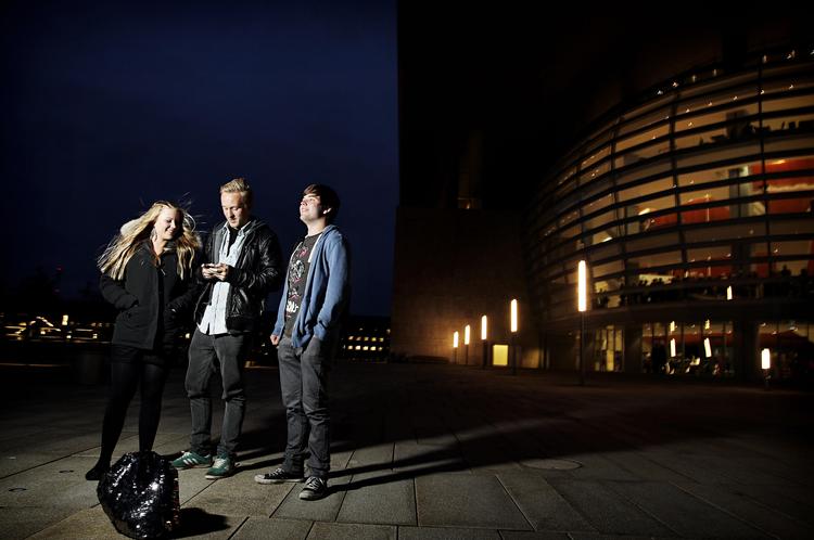 Nyt. Jeppe og Louis  (i midten og til højre) har aldrig før sat deres ben i en opera. Camilla har været på besøg, men husker intet. Men hvad siger de til anmelderroste 'Tosca'? 