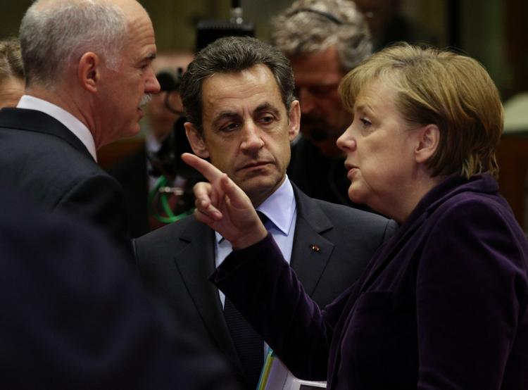 Modsætninger .Ekstremerne i europæisk økonomi har mødtes flere gange. I dag er Grækenlands premierminister, George Papandreou, på besøg i Tyskland, hvor han skal mødes med landets kansler, Angela Merkel. I midten på billedet, som er taget ved en tidligere lejlighed, ses Frankrigs præsident, Nicolas Sarkozy. 