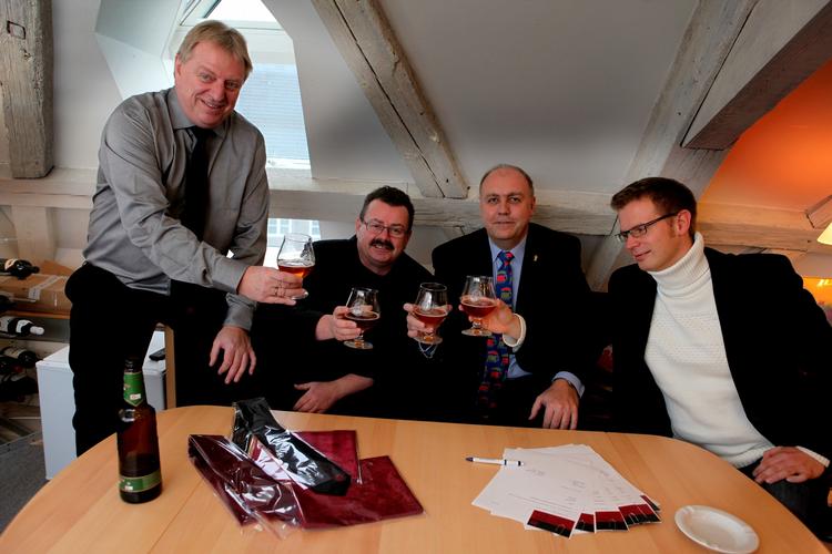 Sammenhold. Flere og flere af de folkevalgte politikere har lange videregående uddannelser. Men det behøver ikke at være en forudsætning, skriver Benny Engelbrecht, der her ses yderst til højre med sine parlamentariske brødre i Folketingets Øl Laug. 