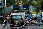 TERRORANGREB. Briterne har fængslet en gruppe, der sigtes for at planlægge bombeangreb i landet. Landet har tidligere været ramt af blodige terroraktioner som her, hvor en bus er sprængt i luften ved et angreb i juli 2005. 