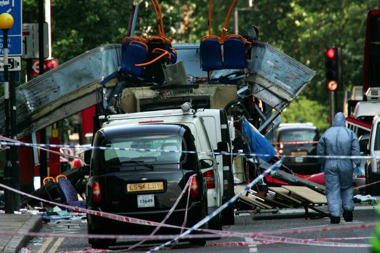 TERRORANGREB. Briterne har fængslet en gruppe, der sigtes for at planlægge bombeangreb i landet. Landet har tidligere været ramt af blodige terroraktioner som her, hvor en bus er sprængt i luften ved et angreb i juli 2005. 