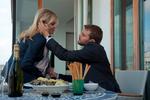 Romance. Spindoktoren Kasper (Pilou Asbæk) ses her med sin nye kærlighed Lotte (Rikke Lylloff), der har en næppe helt utilsigtet lighed med ekskæresten Katrine (Birgitte Hjort Sørensen) 