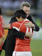 Glæde. Hirotoki Onozawa fik en krammer af træner John Kirwan efter 23-23-kampen mod Canada. 