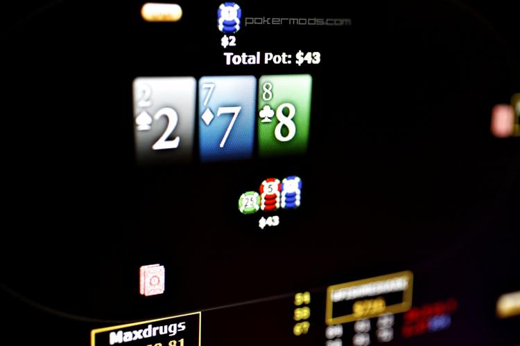 Online. Det vurderes, at op i mod en halv million danskere spiller poker på nettet hos udenlandske udbydere. 