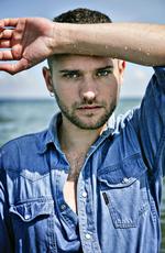 Debutant. Den seksuelle poesi, der flyder fra Bjørn Rasmussen rummer mange udsagn, der burde kunne optages direkte i Christian Graugaards erotiske ordbog. 