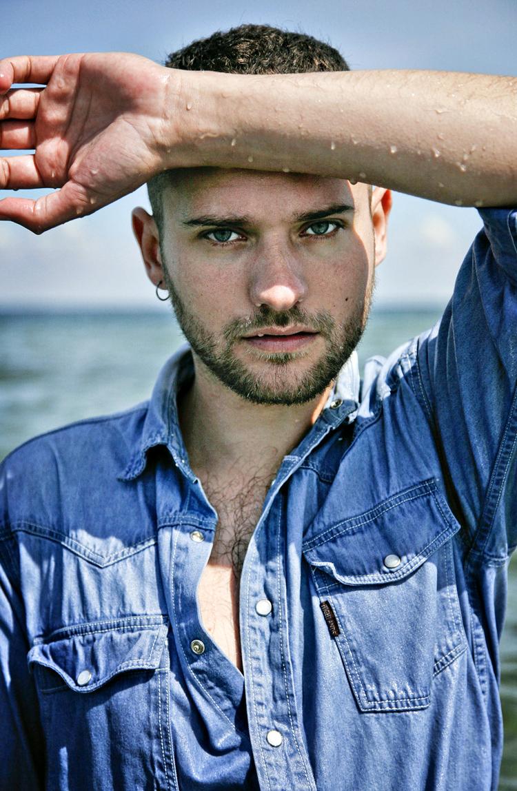 Debutant. Den seksuelle poesi, der flyder fra Bjørn Rasmussen rummer mange udsagn, der burde kunne optages direkte i Christian Graugaards erotiske ordbog. 