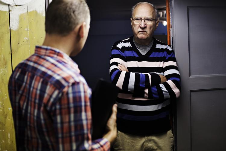 VENTETID. Kurt Christensen (til højre) fra Amager har efter mere end to måneder fået besøg af en taksator fra forsikringsselskabet Alka. 