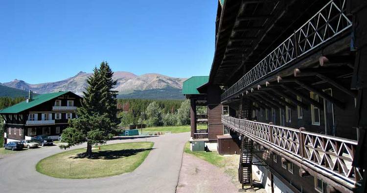 KIRKELIGT. Glacier Park Lodges 60 store granstammer med en højde på 12 meter og en diameter fra 90 til 100 centimeter imponerer. 