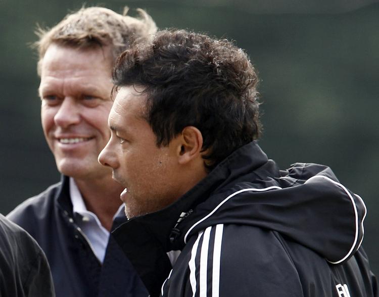 Træner. Frank Arnesen her sammen med assistenten Rodolfo Cardoso, der mangler den nødvendige licens til at være træner i Bundesligaen. 