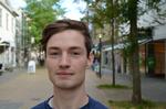 Gratis. Efter i alt 50 timers arbejde uden løn, og uden at være sikret et job, fik Frederik Lohse endelig besked om, at han var ansat i Joe &amp; the Juice-afdelingen i lufthavnen. 