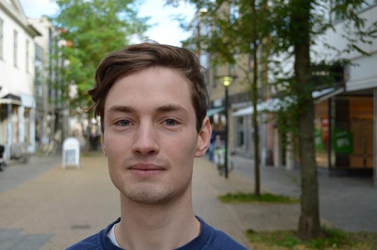 Gratis. Efter i alt 50 timers arbejde uden løn, og uden at være sikret et job, fik Frederik Lohse endelig besked om, at han var ansat i Joe &amp; the Juice-afdelingen i lufthavnen. 