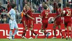 REDNINGSMAND. Mario Gomez fortjente kram af sine holdkammerater efter kampen mod Manchester CIty. 