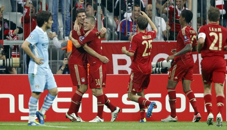 REDNINGSMAND. Mario Gomez fortjente kram af sine holdkammerater efter kampen mod Manchester CIty. 