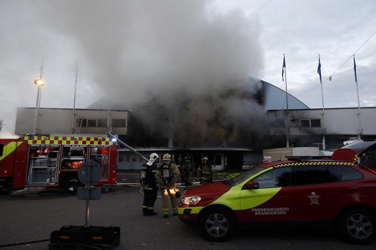 brand. Tidligt i morges udbrød der brand i forhallen i K.B. Hallen. Brandvæsnet kæmper stadig. 