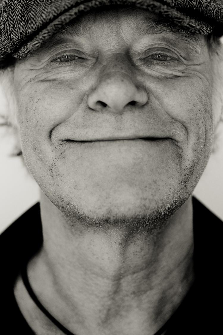 Skandalebog. Den nye Kim Larsen bog med titlen 'Erindringer om Larsen og Clausen og andre ronkedorer i Rockland' er blevet heftigt omtalt, allerede før bogkøberne har kunnet nå at få fingrene i den. 