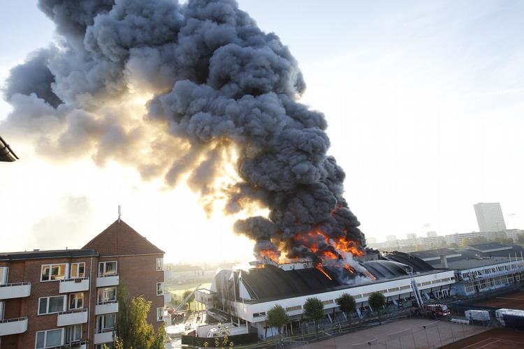 Brand. Der er risiko for, at hele KB-Hallen styrter sammen. 