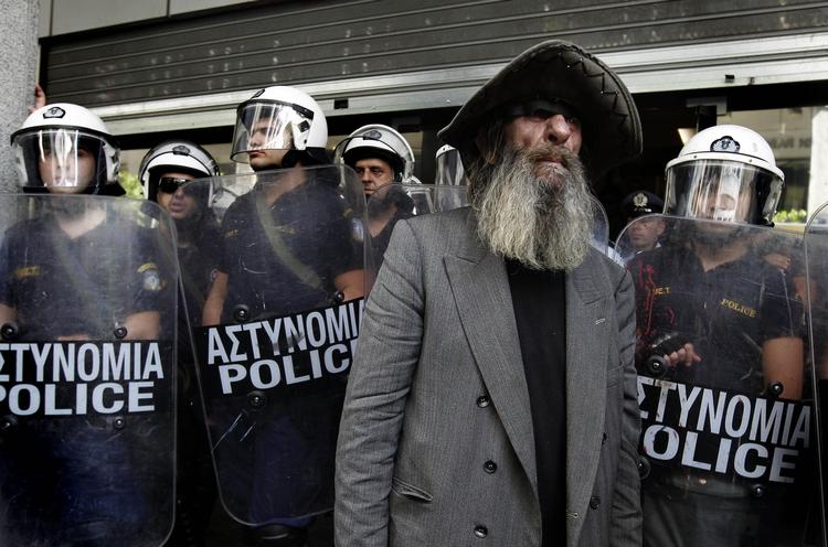 Sparekrav. Skatterne stiger og befolkningen skal spænde livremmen ind i Grækenland, hvor mange mennesker er utilfredse med de krav som EU og Den Internationale Valutafond stiller for at låne grækerne penge. 