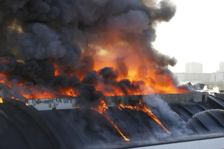 brand. Tyk, tyk røg omgiver KB-Hallen. Politiken.dk's fotograf Jens Dresling stod omkring 200 meter fra branden, da han tog dette billede. »Jeg kunne mærke strålevarmen helt hen på altanen«, siger han. 