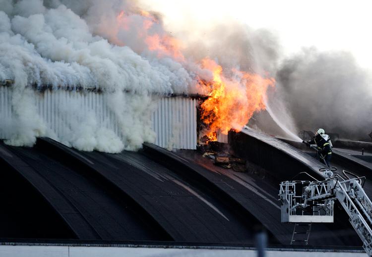 Brandvæsen forsøger at slukke ilden på taget af KB-Hallen i København. Foto: DRESLING JENS 