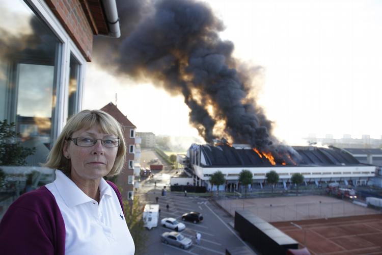 nabo. »Man kunne ikke se flere flammer. Så pludselig kunne man høre noget igen, og nu er det helt vildt igen«, siger Annette Gill. 