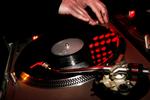 Dom. Djuma Soundsystem har på nummeret 'Les Djinns' lånt 10 sekunder fra Atilla Engins 'Turkish Showbiz'. 