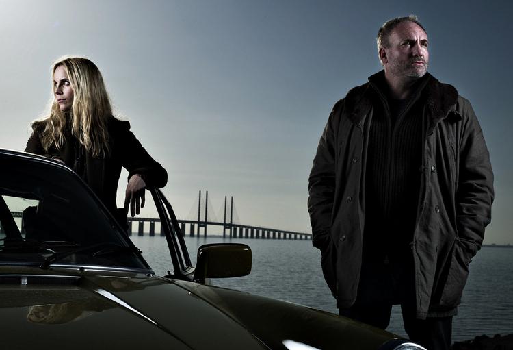Svensk-dansk. Saga Norén (Sofia Helin) fra Länskrim Malmö spiller over for Martin Rohde (Kim Bodnia) fra Københavns Politi. Nu er 'Broen' under anklage. 
