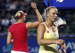 Exit. Caroline Wozniacki havde som følge af sidste sæsons triumf i Tokyo 900 point at forsvare i 2011-udgaven af Pan Pacific Open. De point mister hun, når den nye rangliste offentliggøres på mandag. I næste uge skal hun forsvare 1.000 point ved en turnering i Beijing. Kikser det også, så kan hun være væk fra førstepladsen om 10 dage. 