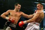 skadet. Carl Froch under kampen mod Mikkel Kessler i april i år. Nu er begge boksere hindret i at bokse i Super Six. Arkivfoto. 