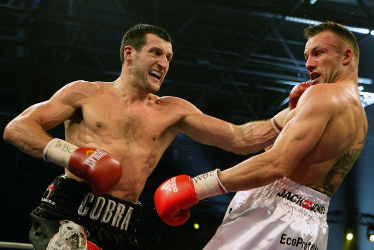 skadet. Carl Froch under kampen mod Mikkel Kessler i april i år. Nu er begge boksere hindret i at bokse i Super Six. Arkivfoto. 