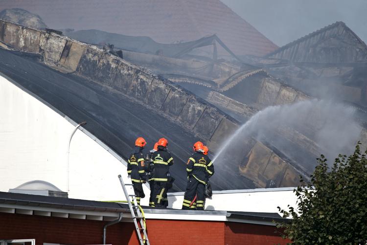 efterslukning. Brandfolkene kan nu både arbejde udenfor og indeni den nedbrændte KB-Hallen. 