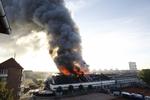 Sådan så det ud, da flammerne i KB-Hallen var nået op til  taget. Foto: DRESLING JENS 