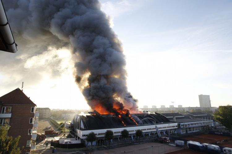 Sådan så det ud, da flammerne i KB-Hallen var nået op til  taget. Foto: DRESLING JENS 