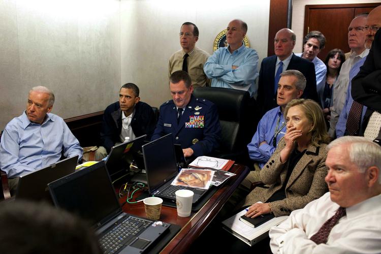 historisk. Det Hvide Hus har offentligjort dette billede, som viser, hvordan præsident Barack Obama var samlet med sin stab for at overvære den militære operation mod bin Laden via en tv-transmission. Nu fortæller en ny bog, hvad de så. 