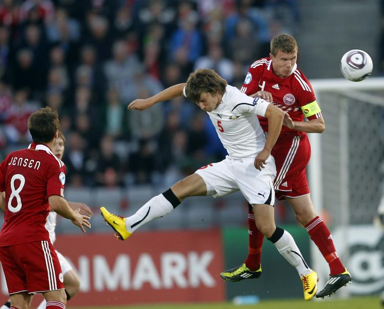 VOKSEN. Andreas Bjelland (tv) har indtil videre primært optrådt for U21-landsholdet, men nu er han udtaget til A-landsholdet. 