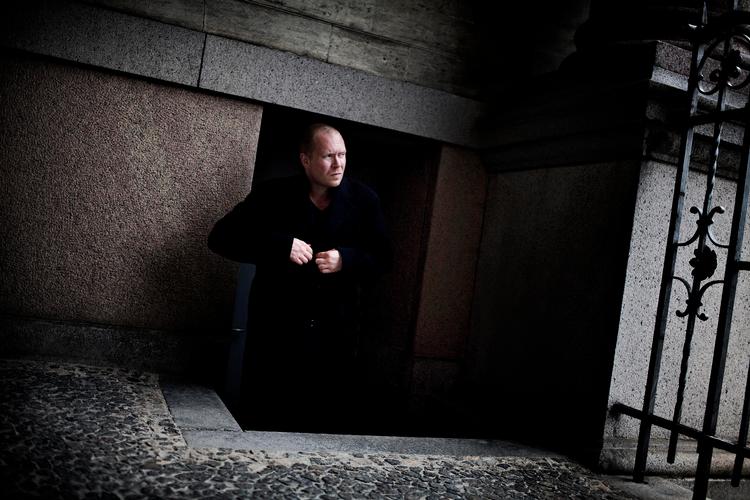 Eventyrlig. Jonas T. Bengtsson ser 'Et eventyr' som historien om manden og drengen, der går ind i skoven - her storbyen - hvorefter alt kan ske. 