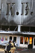 Farvel. Dagens brand har gjort KB-Hallen ubrugelig. 80 brandfolk kæmpede mod flammerne og fik slukket branden, men bygningen skal syndsynligvis rives ned. 
