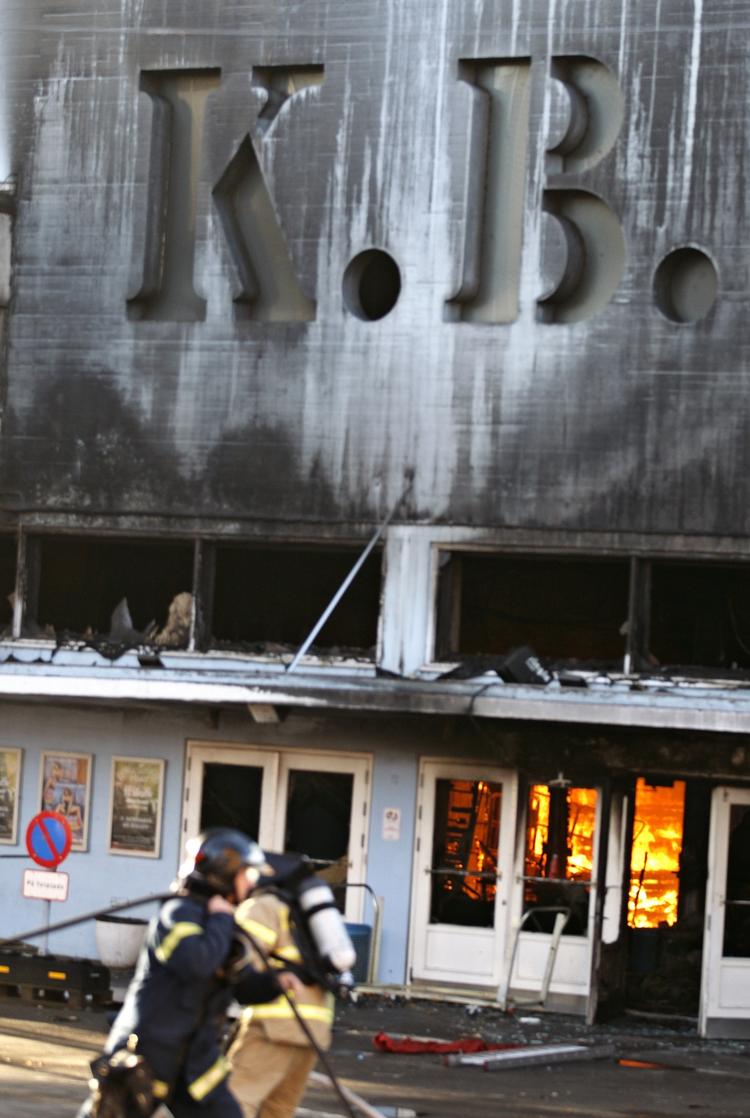 Farvel. Dagens brand har gjort KB-Hallen ubrugelig. 80 brandfolk kæmpede mod flammerne og fik slukket branden, men bygningen skal syndsynligvis rives ned. 