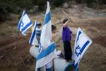 sikkerhed. Hvem af de mange stater, der står i kø for at anerkende Palæstina, vil også hjælpe Palæstina med social udvikling og hjælpe både Palæstina og Israel til at turde indgå de nødvendige kompromiser? Billedet viser børn af jødiske bosættere, der demonstrerer mod anerkendelsen af Palæstina. 