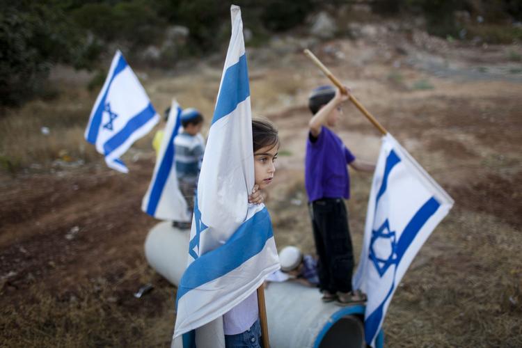 sikkerhed. Hvem af de mange stater, der står i kø for at anerkende Palæstina, vil også hjælpe Palæstina med social udvikling og hjælpe både Palæstina og Israel til at turde indgå de nødvendige kompromiser? Billedet viser børn af jødiske bosættere, der demonstrerer mod anerkendelsen af Palæstina. 