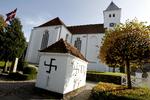hærværk. En toiletbygning på Mariager Kirkegård er blevet overmalet med hagekors. 