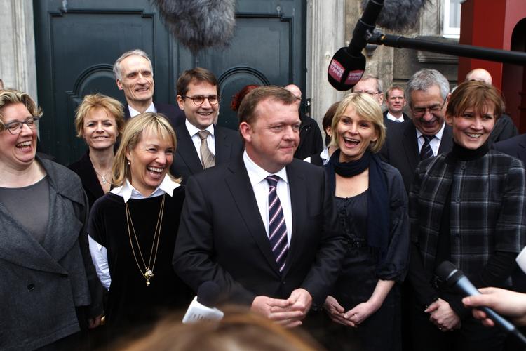 Ministeropsang. Både Benedikte Kiær i højre side og Lykke Friis til venstre er harme over Ole Birk Olesens udfald mod kvindestanden. 