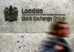 finanscentrum. En kvinde går forbi børsen i London, der huser flere finansielle institutioner end noget andet land i EU. 