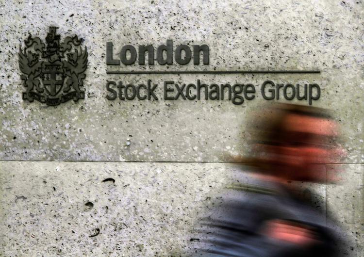 finanscentrum. En kvinde går forbi børsen i London, der huser flere finansielle institutioner end noget andet land i EU. 